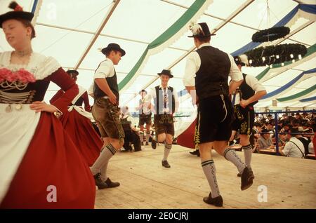 Allemagne /Bavière /Munich/Oktoberfest/ Bavarian Beerfestival peopel portant des vêtements traditionnels dansant une danse Schubladler. Banque D'Images