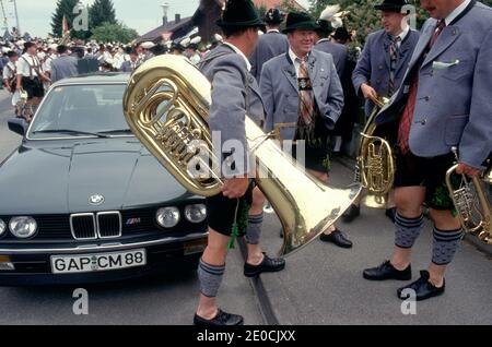 Allemagne / Bavière / Garmisch Partenkirchen / Homme portant traditionnel Des vêtements bavarois avec des instruments qui hantent une pause pendant le Bier- festival Banque D'Images