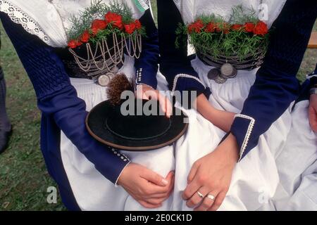 Allemagne /Bavière /Oktober Fest/ Bavarian Beerfestival deux filles portant traditionnel Vêtements.femmes avec Dirndl Banque D'Images