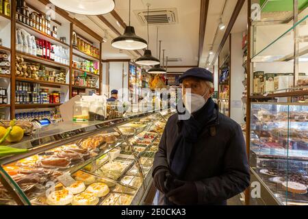 Rome, Italie. 31 décembre 2020. Les gens font les boutiques pour le dîner du réveillon du nouvel an, le « cénone », qui comprend traditionnellement du poisson et des lentilles et parfois un trotter de porc. Les restrictions de la Red zone sont de retour en vigueur du 31 décembre au 3 janvier 2021. En dépit de restrictions sévères limitant le mouvement et permettant l'ouverture de magasins essentiels seulement, beaucoup de gens sont dehors et au sujet de shopping et de marche. Crédit : Stephen Bisgrove/Alay Live News Banque D'Images