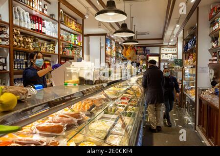 Rome, Italie. 31 décembre 2020. Les gens font les boutiques pour le dîner du réveillon du nouvel an, le « cénone », qui comprend traditionnellement du poisson et des lentilles et parfois un trotter de porc. Les restrictions de la Red zone sont de retour en vigueur du 31 décembre au 3 janvier 2021. En dépit de restrictions sévères limitant le mouvement et permettant l'ouverture de magasins essentiels seulement, beaucoup de gens sont dehors et au sujet de shopping et de marche. Crédit : Stephen Bisgrove/Alay Live News Banque D'Images