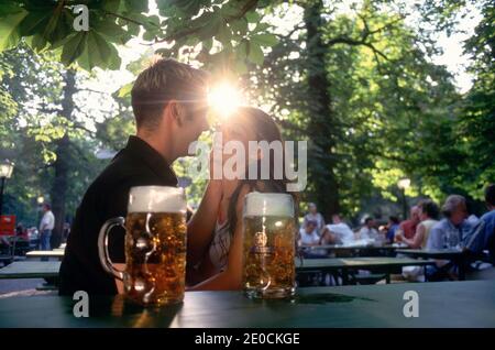 Allemagne /Bavière / Munich/Happy Young couple buvant de la bière im Englischen Garten . Banque D'Images