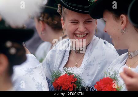 Allemagne /Bavière / Bavarois Beerfestival femme portant une robe de dirndl. Banque D'Images