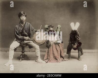 Photographie vintage du XIXe siècle - gobelets, enfants acrobates et batteur, artistes de rue, Japon, vers 1880. Banque D'Images