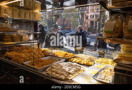 Rome, Italie. 31 décembre 2020. Les gens font les boutiques pour le dîner du réveillon du nouvel an, le « cénone », qui comprend traditionnellement du poisson et des lentilles et parfois un trotter de porc. Les restrictions de la Red zone sont de retour en vigueur du 31 décembre au 3 janvier 2021. En dépit de restrictions sévères limitant le mouvement et permettant l'ouverture de magasins essentiels seulement, beaucoup de gens sont dehors et au sujet de shopping et de marche. Crédit : Stephen Bisgrove/Alay Live News Banque D'Images