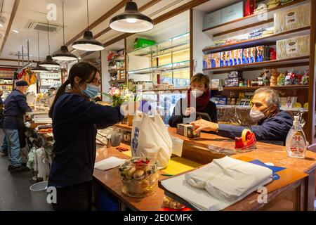 Rome, Italie. 31 décembre 2020. Les gens font les boutiques pour le dîner du réveillon du nouvel an, le « cénone », qui comprend traditionnellement du poisson et des lentilles et parfois un trotter de porc. Les restrictions de la Red zone sont de retour en vigueur du 31 décembre au 3 janvier 2021. En dépit de restrictions sévères limitant le mouvement et permettant l'ouverture de magasins essentiels seulement, beaucoup de gens sont dehors et au sujet de shopping et de marche. Crédit : Stephen Bisgrove/Alay Live News Banque D'Images