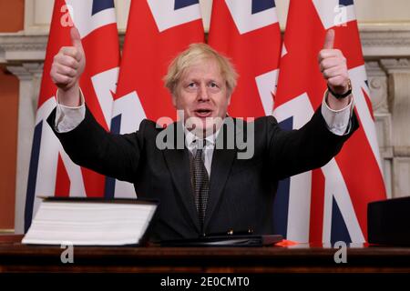 (201231) -- LONDRES, le 31 décembre 2020 (Xinhua) -- le Premier ministre britannique Boris Johnson réagit après avoir signé l'accord commercial post-Brexit au 10 Downing Street, à Londres, en Grande-Bretagne, le 30 décembre 2020. Les législateurs britanniques ont approuvé mercredi l'accord commercial post-Brexit entre la Grande-Bretagne et l'Union européenne (UE) à une large majorité, ouvrant la voie à un Brexit ordonné à la fin de la période de transition jeudi. (Andrew Parsons/No 10 Downing Street/document via Xinhua) Banque D'Images