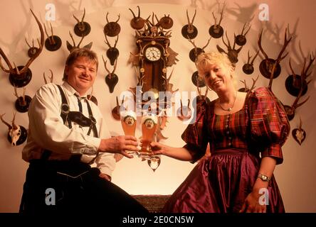 Allemagne /Bavière Klostergasthof Raitenhaslach, Burghausen.Bavarian coupél en Lederhose traditionnel et Dirndl posant avec des glases de bière . Banque D'Images