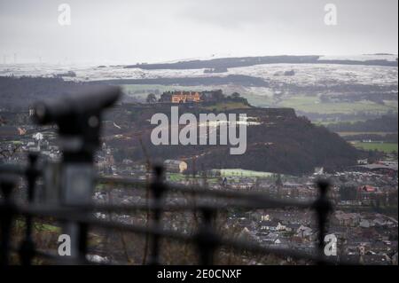 Stirling, Écosse, Royaume-Uni. 31 décembre 2020. Photo : vue vers le château de Stirling où les feux d'artifice ont été lancés précédemment. Des experts pyrotechniques de 21CC Fireworks, une société d'événements basée à Édimbourg, chargent soigneusement les obus de mortier dans leurs tubes de lancement alors qu'ils se préparent pour ce soir Hogmanay pyro spectaculaire qui illuminera le ciel à 600 mètres au-dessus du Monument Wallace. Un spectacle de lumière projeté sur la façade du Monument Wallace accompagnera les feux d'artifice. En raison de la pandémie du coronavirus (COVID19), le spectacle sera diffusé en direct à la télévision et en ligne depuis que l'Écosse est en phase 4 Banque D'Images