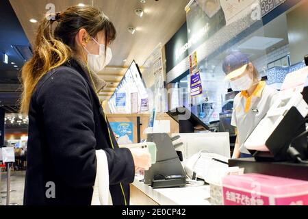 Tokyo, Japon. 31 décembre 2020. Une femme portant un masque facial comme mesure préventive lors de ses achats au centre commercial EON Shopping Mall dans un contexte de crise du coronavirus (COVID-19). Le nombre quotidien d'infections à coronavirus s'élevait à 1,337 à Tokyo jeudi, ont déclaré les responsables du gouvernement métropolitain, dépassant la limite de 1,000 pour la première fois depuis le début de la pandémie au début de cette année et renforçant les préoccupations concernant la capacité des hôpitaux. (Photo de Michele Sawada/Sipa USA) crédit: SIPA USA/Alay Live News Banque D'Images