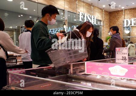 Tokyo, Japon. 31 décembre 2020. Femme pépole portant des masques de protection lors de ses achats au centre commercial EON en pleine crise du coronavirus (COVID-19). Le nombre quotidien d'infections à coronavirus s'élevait à 1,337 à Tokyo jeudi, ont déclaré les responsables du gouvernement métropolitain, dépassant la limite de 1,000 pour la première fois depuis le début de la pandémie au début de cette année et renforçant les préoccupations concernant la capacité des hôpitaux. (Photo de Michele Sawada/Sipa USA) crédit: SIPA USA/Alay Live News Banque D'Images