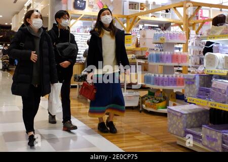 Tokyo, Japon. 31 décembre 2020. Femme pépole portant des masques de protection lors de ses achats au centre commercial EON en pleine crise du coronavirus (COVID-19). Le nombre quotidien d'infections à coronavirus s'élevait à 1,337 à Tokyo jeudi, ont déclaré les responsables du gouvernement métropolitain, dépassant la limite de 1,000 pour la première fois depuis le début de la pandémie au début de cette année et renforçant les préoccupations concernant la capacité des hôpitaux. (Photo de Michele Sawada/Sipa USA) crédit: SIPA USA/Alay Live News Banque D'Images