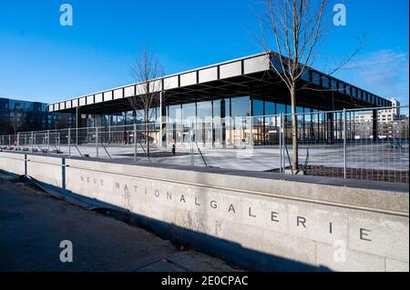 30 décembre 2020, Berlín: La nouvelle Galerie nationale de Berlin dans le bâtiment conçu par l'architecte Ludwig Mies van der Rohe a été fermé pendant plusieurs années. Photo: Christophe GATEAU/dpa Banque D'Images