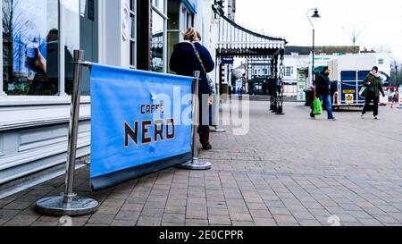 Londres, Royaume-Uni, décembre 31 2020, personnes à l'extérieur D'UNE succursale de High Street de Caffee Nero Coffee Shop servant uniquement des boissons à emporter pendant le lockdown de niveau 4 Banque D'Images