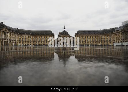 Bassin de Miroir reflétant la fontaine d'eau de la place de la place de la bourse à Bordeaux Gironde Nouvelle-Aquitaine en France Banque D'Images