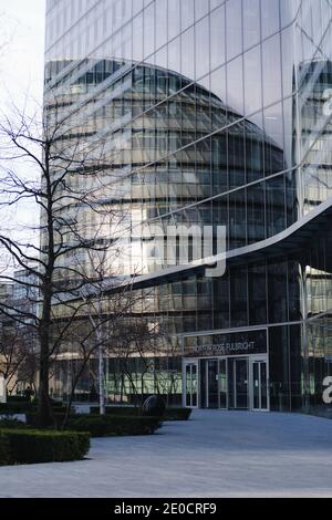 Londres, Royaume-Uni - décembre 2020. L'hôtel de ville se reflète dans les immeubles de bureaux modernes de plus de Londres Banque D'Images