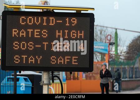 Signe électronique de la matrice signalant les taux élevés d'infection par le COVID 19 dans Southend on Sea, Essex, Royaume-Uni. Message pandémique du coronavirus de niveau 4. Restez en sécurité Banque D'Images