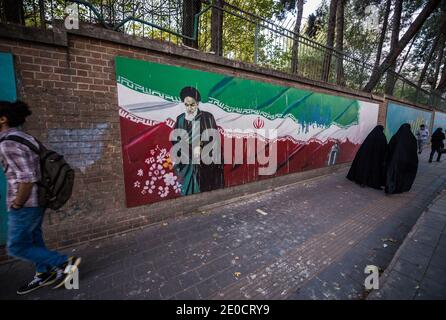 Portrait de l'Ayatollah Khomeini sur célèbre mur avec des graffitis antiaméricains Parallèlement sur la clôture de l'ex-ambassade à Téhéran, ville, capitale de l'Iran Banque D'Images