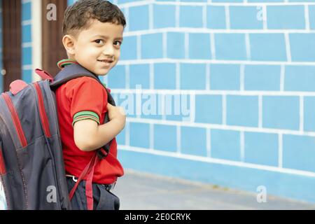 Concept de retour à l'école - enfant asiatique mignon garçon avec sac à dos pour aller à l'école avec plaisir Banque D'Images