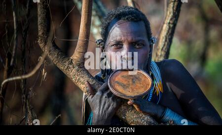 Surma Woman, plaque à lèvres en argile, vallée d'Omo, Éthiopie Banque D'Images