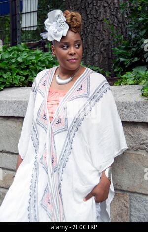 Portrait posé d'un très joli designer de bijoux avec un style personnel unique. À Union Square Park dans le bas de Manhattan, New York. Banque D'Images