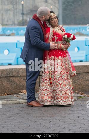 Une mariée hindoue et son marié posent pour des photos quelques heures avant leur mariage. À Flushing Meadows Corona Park, Queens, New York. Banque D'Images