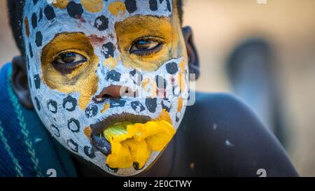 Jeune Surma, peintures du corps, vallée de l'Omo, Ethiopie Banque D'Images