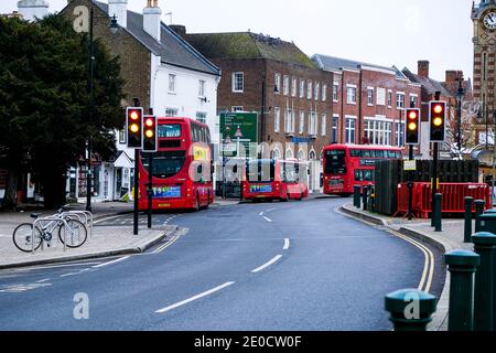 Londres Royaume-Uni, décembre 31 2020, ligne des bus de transport public à simple et double étage Red London garés sur une High Street vide avec feux de circulation Banque D'Images