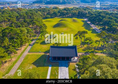 Vue aérienne des tombeaux royaux d'Oeung à Gyeongju, République de Corée Banque D'Images