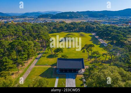 Vue aérienne des tombeaux royaux d'Oeung à Gyeongju, République de Corée Banque D'Images