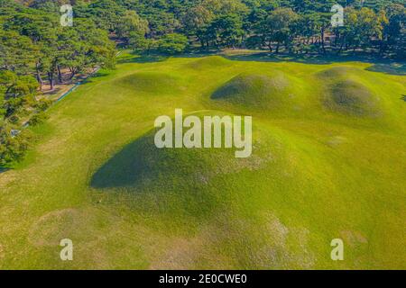 Vue aérienne des tombeaux royaux d'Oeung à Gyeongju, République de Corée Banque D'Images