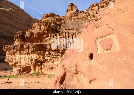 Lawrence d'Arabie face à la sculpture dans le désert de Wadi Rum en Jordanie. Effigy T. E. Lawrence sculpté dans la roche. Banque D'Images