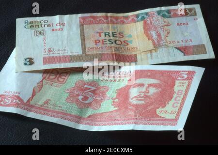 Double billets en monnaie cubaine - 2 billets cubains des deux Des monnaies cubaines, un 3 pesos cubains avec le Che Guevara et 3 pesos convertibles cubains Banque D'Images