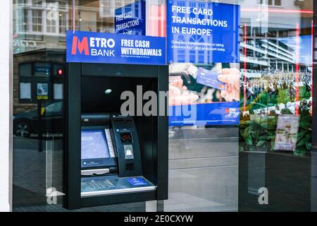 Londres, Royaume-Uni, décembre 31 2020, guichet automatique de distribution d'espèces de Metro Bank Cash point Banque D'Images