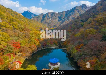 Vue aérienne d'un pavillon situé sur un étang dans Parc national de Naejangsan en république de Corée Banque D'Images