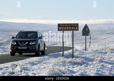 Teesdale, comté de Durham, Royaume-Uni. 31 décembre 2020. Météo Royaume-Uni. Le paysage de Upper Teesdale dans les Pennines du Nord est devenu un magnifique pays d'hiver de ciel bleu poudré, de glace et de neige le dernier jour de 2020. Crédit : David Forster/Alamy Live News Banque D'Images