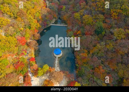 Vue aérienne d'un pavillon situé sur un étang dans Parc national de Naejangsan en république de Corée Banque D'Images