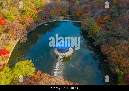 Vue aérienne d'un pavillon situé sur un étang dans Parc national de Naejangsan en république de Corée Banque D'Images