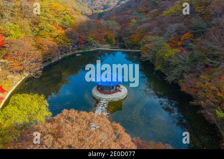 Vue aérienne d'un pavillon situé sur un étang dans Parc national de Naejangsan en république de Corée Banque D'Images