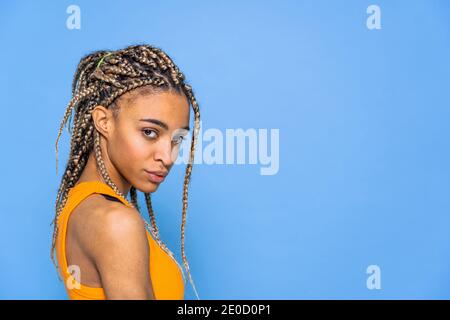 Belle femme afroamericaine avec des portraits de queue de porc sur fond coloré Banque D'Images