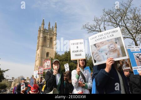 Une marche anti-vivisection débasera contre la construction d'un nouveau laboratoire d'animaux à l'université d'Oxford. High Street, Oxford, Oxfordshire, Royaume-Uni. 22 avril 2006 Banque D'Images