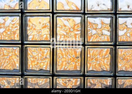 Mosaïque de fenêtre - détail d'architecture de carreaux de verre carrés. Surfaces et cadres transparents. Banque D'Images