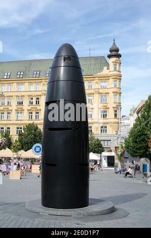 Horloge astronomique (orloj), Brno, République Tchèque / Tchéquie - 19 septembre 2020: Monument moderne dans la ville et la ville. Les gens sur la place. Banque D'Images