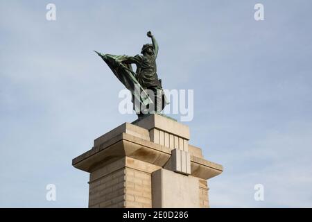 Mémorial de la libération, Brno, République tchèque / Tchéquie - mémoire de guerre - statue et sculpture du soldat et combattant de l'armée rouge. Heorisme et posture héorique. Banque D'Images