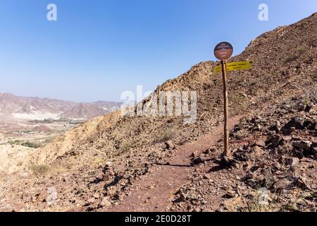 Hatta, eau, 10.11.2020. Panneau indiquant les directions sur un sentier de randonnée en montagne à Hatta, dans les montagnes de Hajar, aux Émirats arabes Unis Banque D'Images