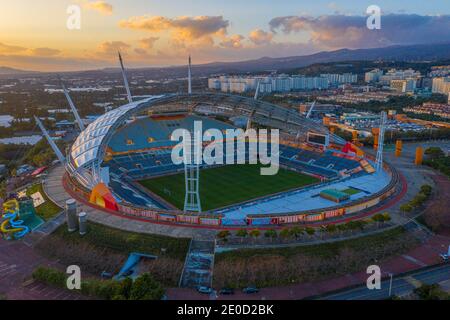 Coucher de soleil vue aérienne du stade de Seogwipo sur l'île de Jeju, Repubic de Corée Banque D'Images