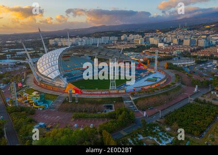 Coucher de soleil vue aérienne du stade de Seogwipo sur l'île de Jeju, Repubic de Corée Banque D'Images