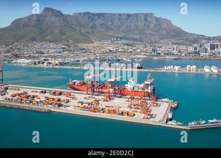 Cape Town, Western Cape, Afrique du Sud - 12.22.2020: Photo aérienne d'un navire à conteneurs au terminal à conteneurs avec Table Mountain en arrière-plan Banque D'Images