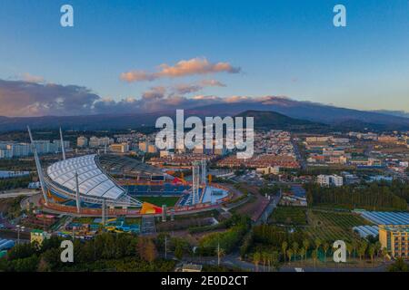 Coucher de soleil vue aérienne du stade de Seogwipo sur l'île de Jeju, Repubic de Corée Banque D'Images