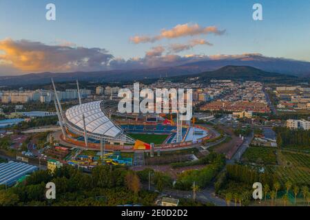 Coucher de soleil vue aérienne du stade de Seogwipo sur l'île de Jeju, Repubic de Corée Banque D'Images